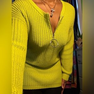 Cute knitted sweater with zipper centered